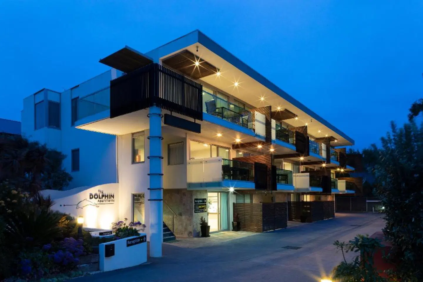 The Dolphin Apartments EXTERIOR