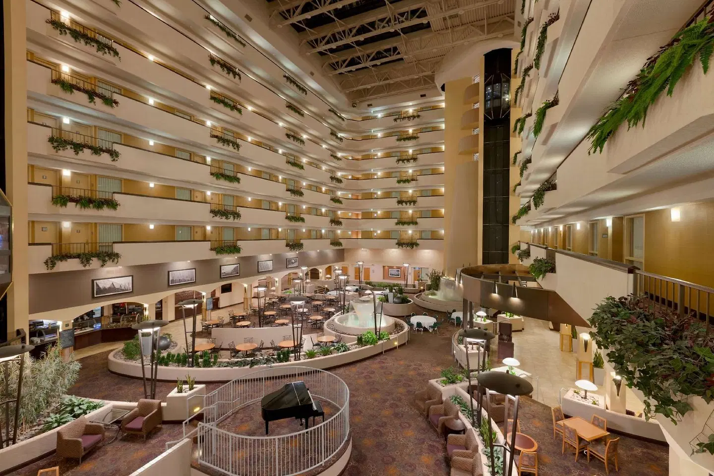 Embassy Suites by Hilton Kansas City International Airport Bar