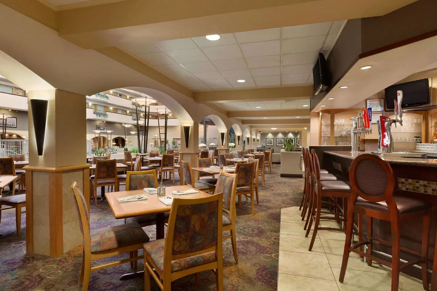Embassy Suites by Hilton Kansas City International Airport Restaurant