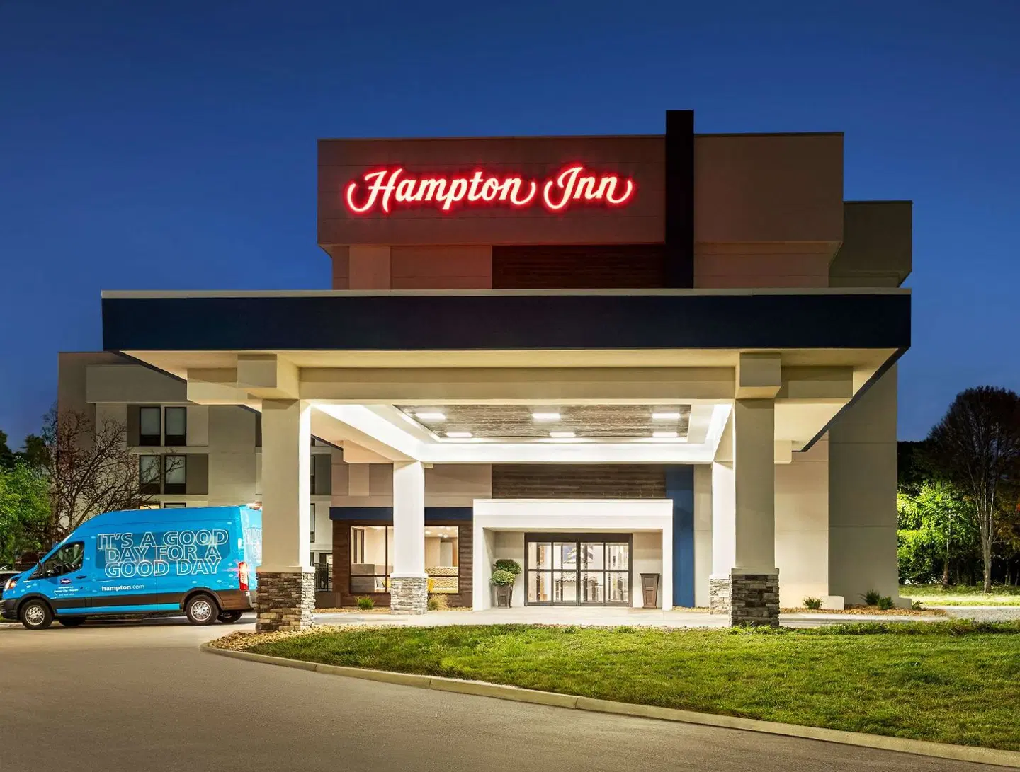 Hampton Inn Kansas City-Airport EXTERIOR