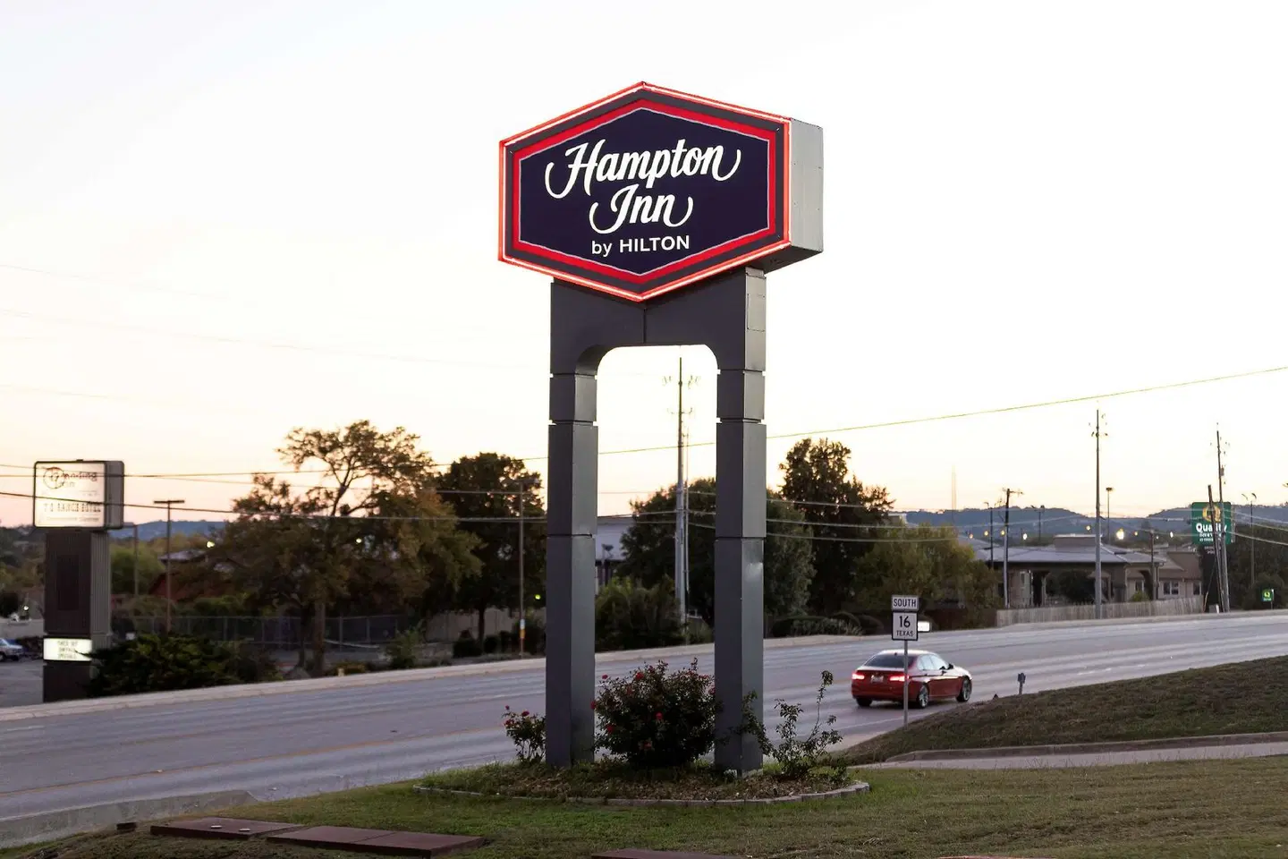 Hampton Inn Kerrville EXTERIOR