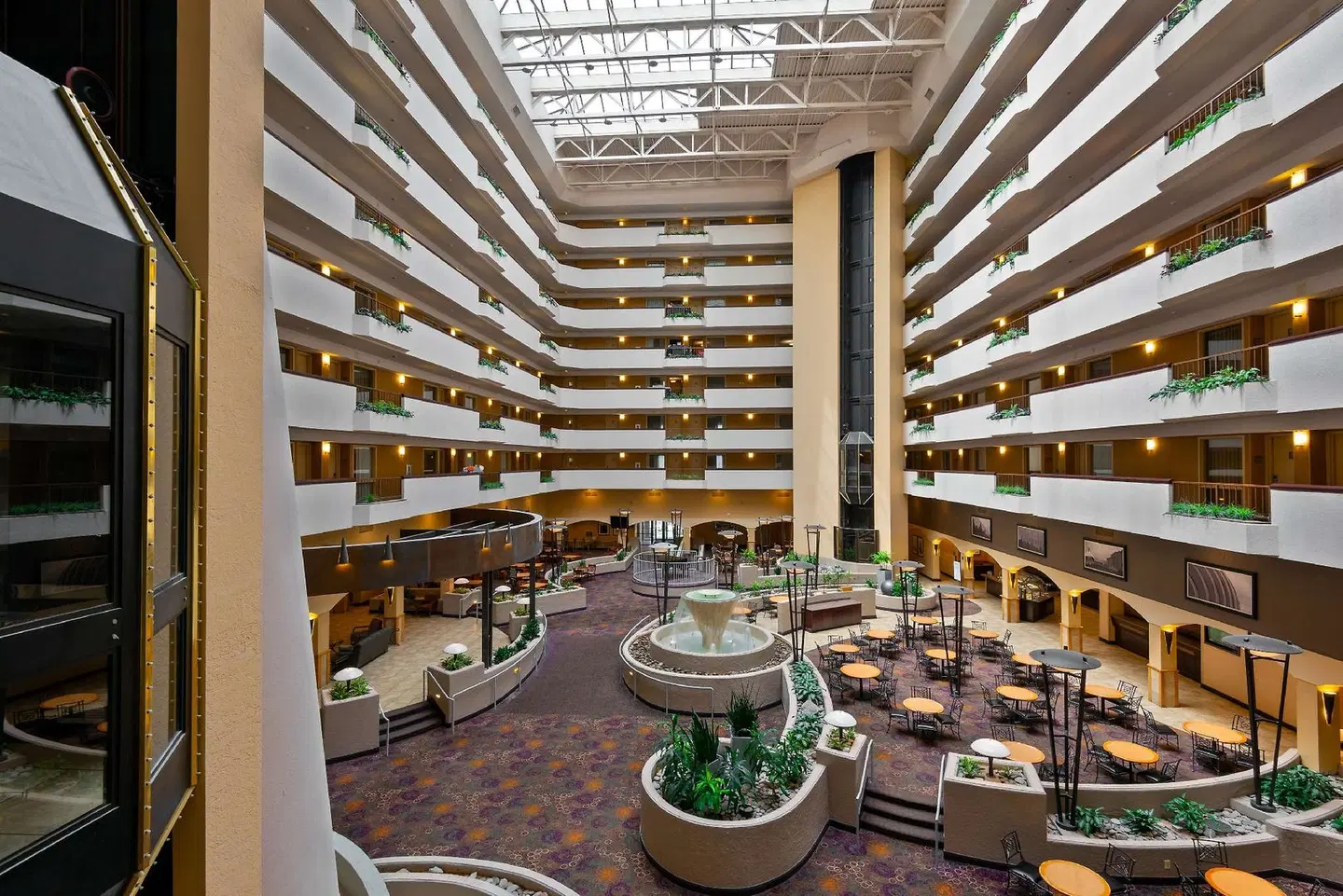 Embassy Suites by Hilton Kansas City International Airport Bar