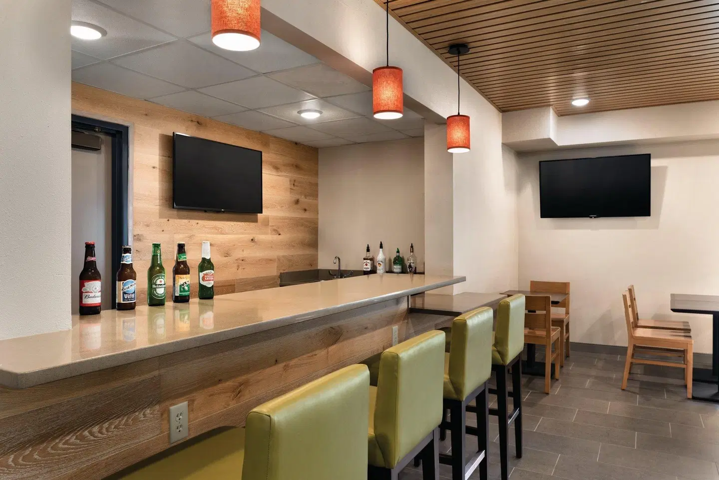 Country Inn & Suites by Radisson, La Crosse, WI Bar