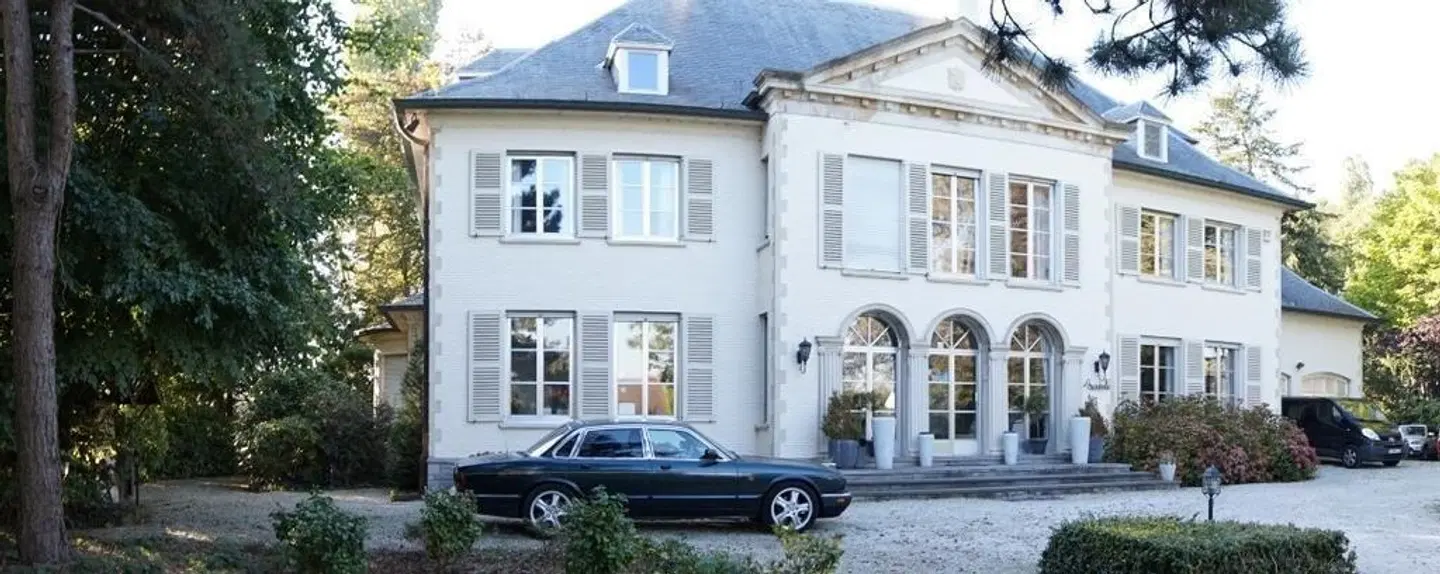 Fleur de Lys EXTERIOR