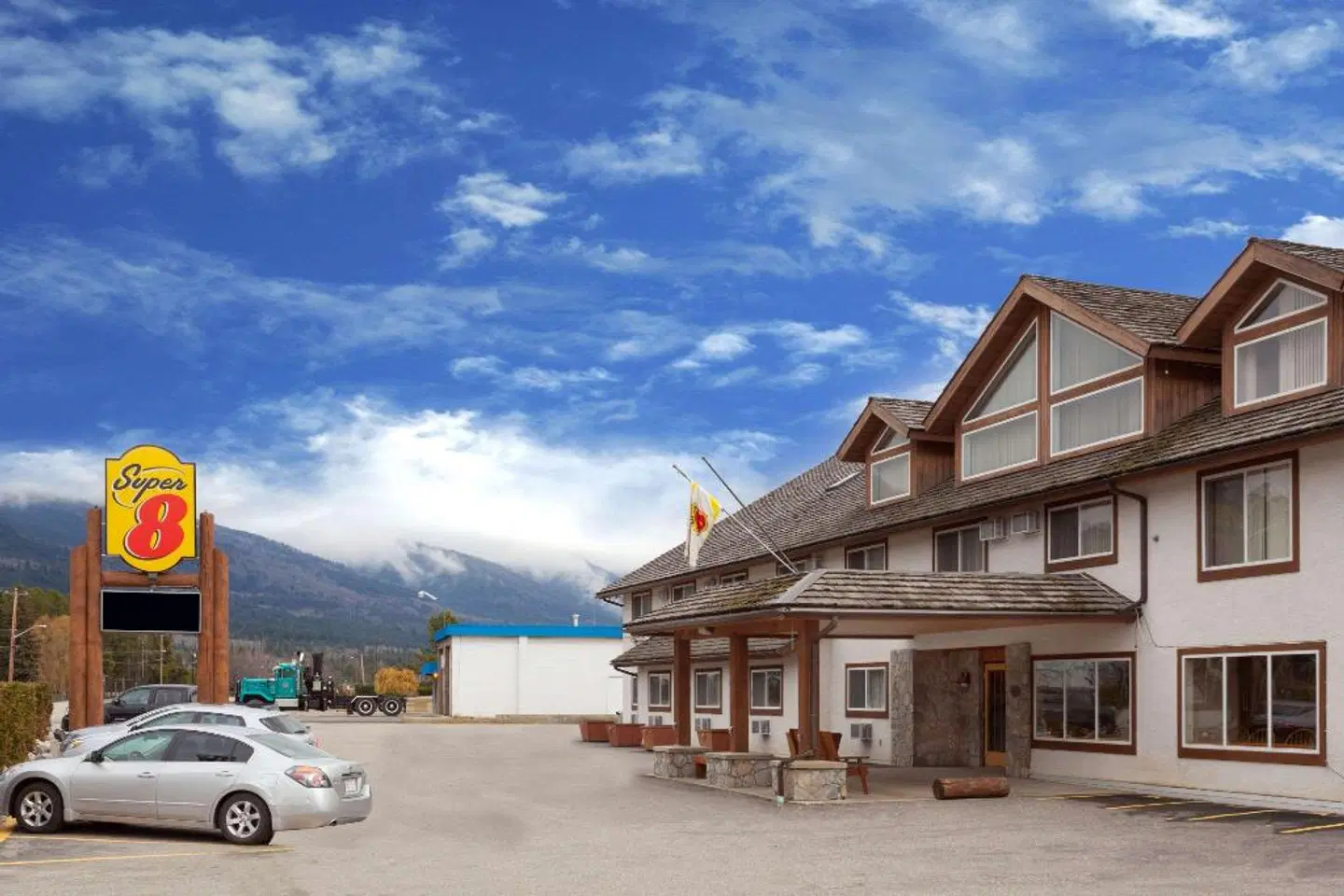 Super 8 by Wyndham Valemount EXTERIOR