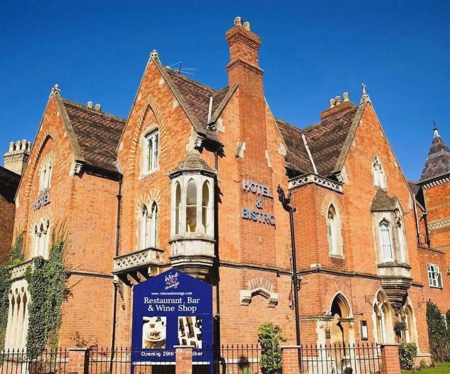 The Corner House Hotel EXTERIOR