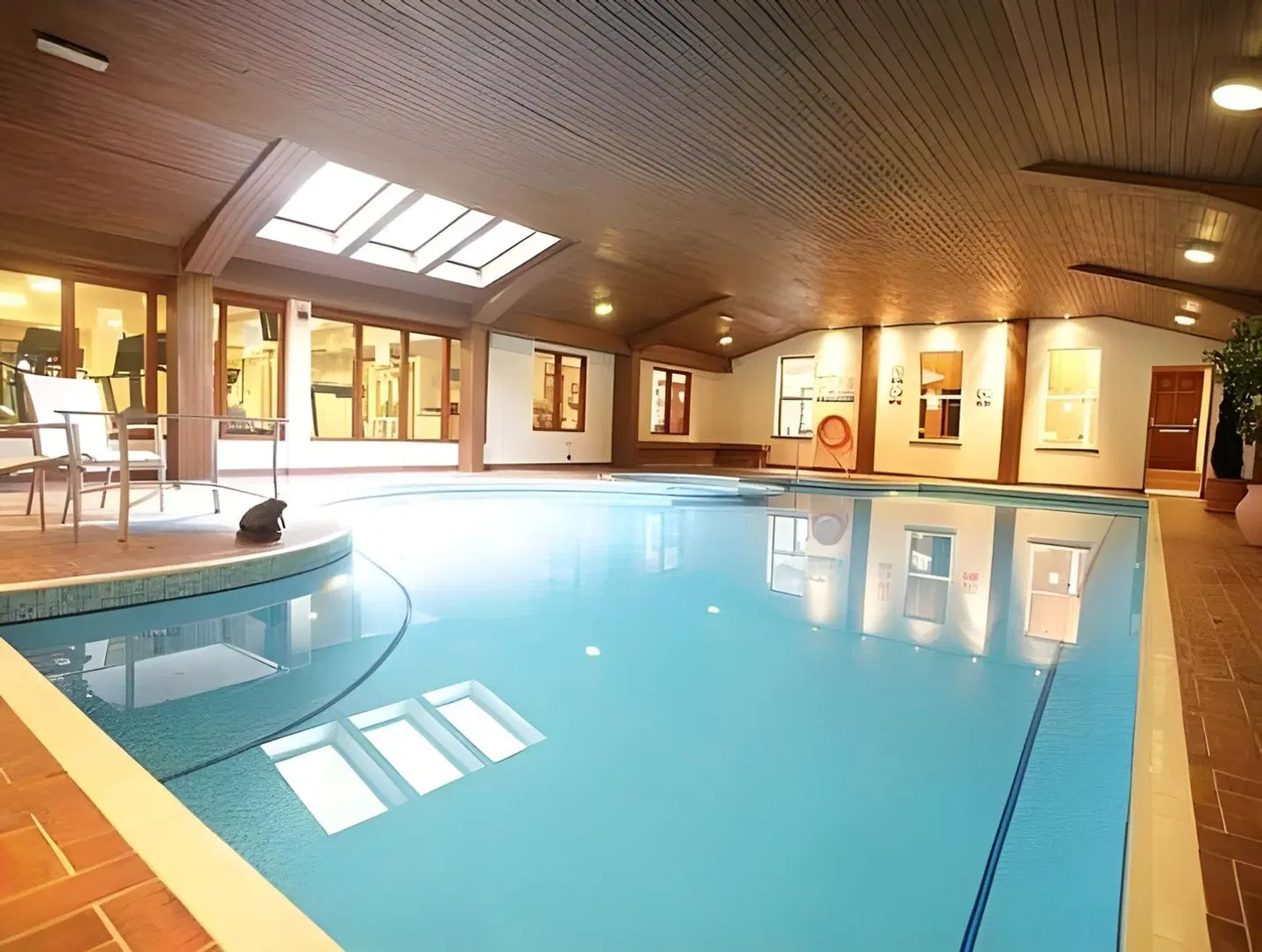 Elstead Classic Hallenbad