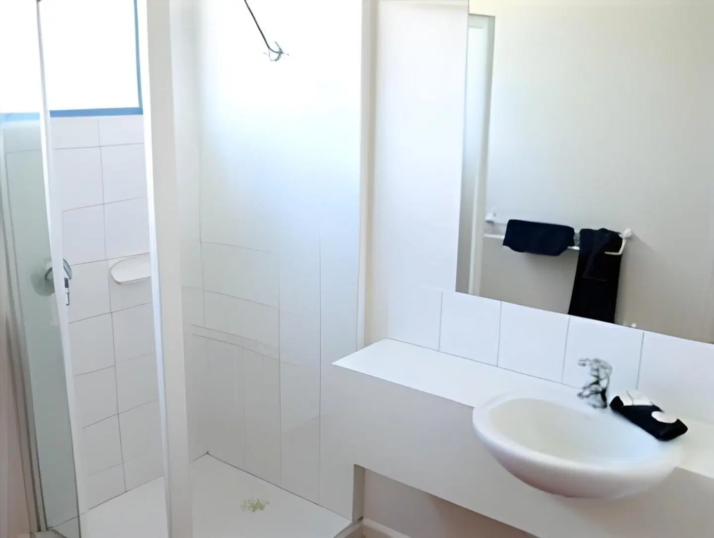 Captains Cove Waterfront Apartments Badezimmer