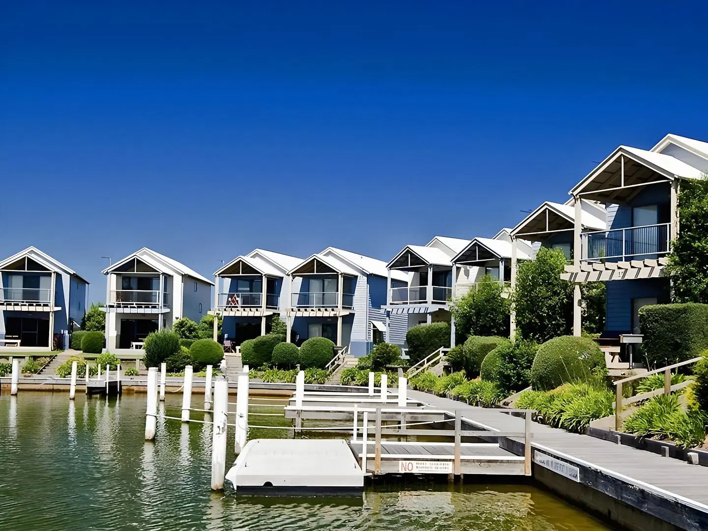 Captains Cove Waterfront Apartments EXTERIOR