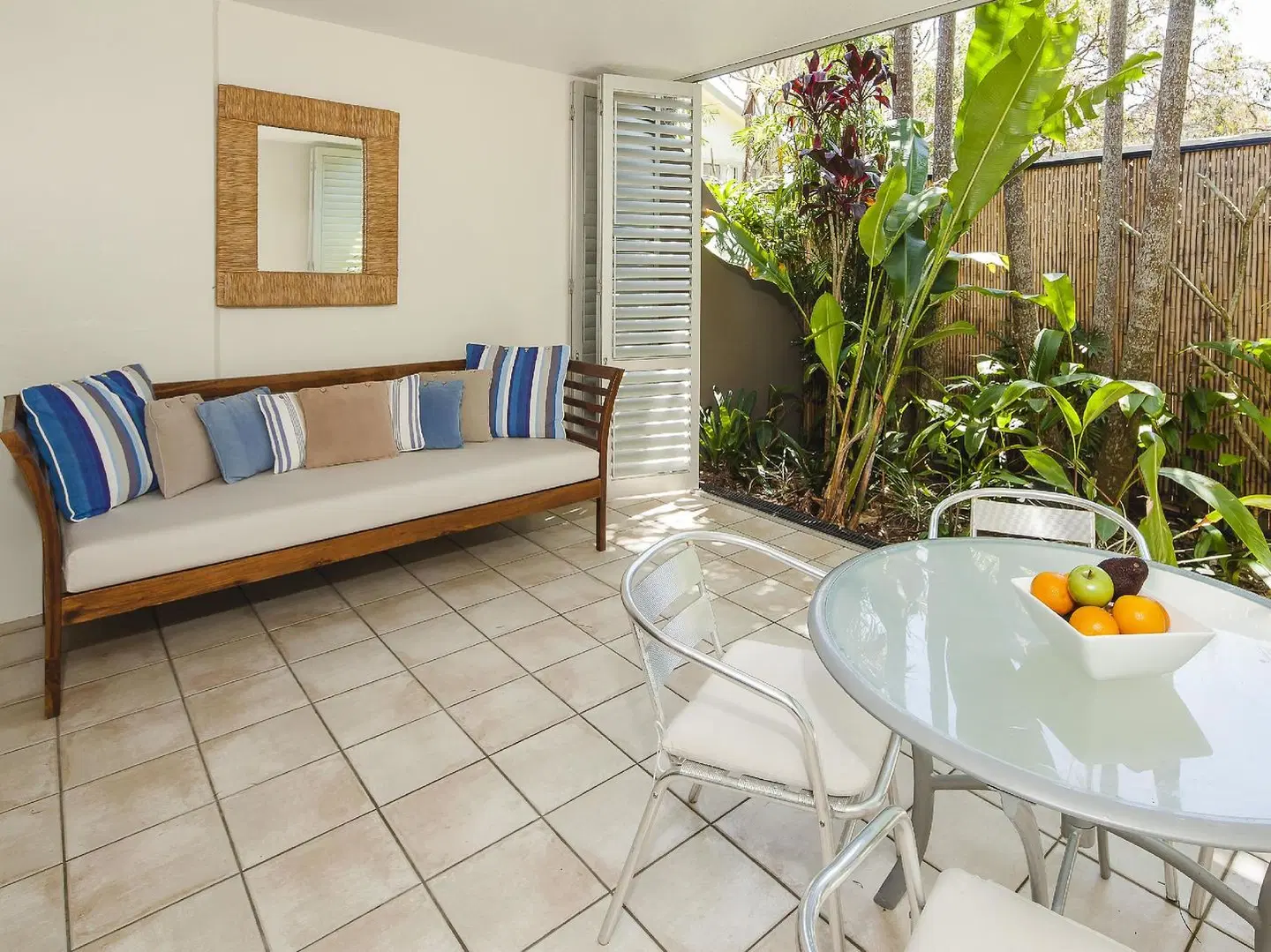 Julians Apartments ROOM_EXAMPLE