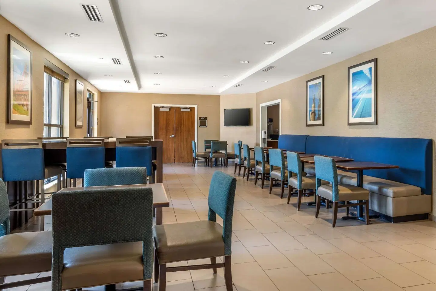 Comfort Inn & Suites at CrossPlex Village Bar
