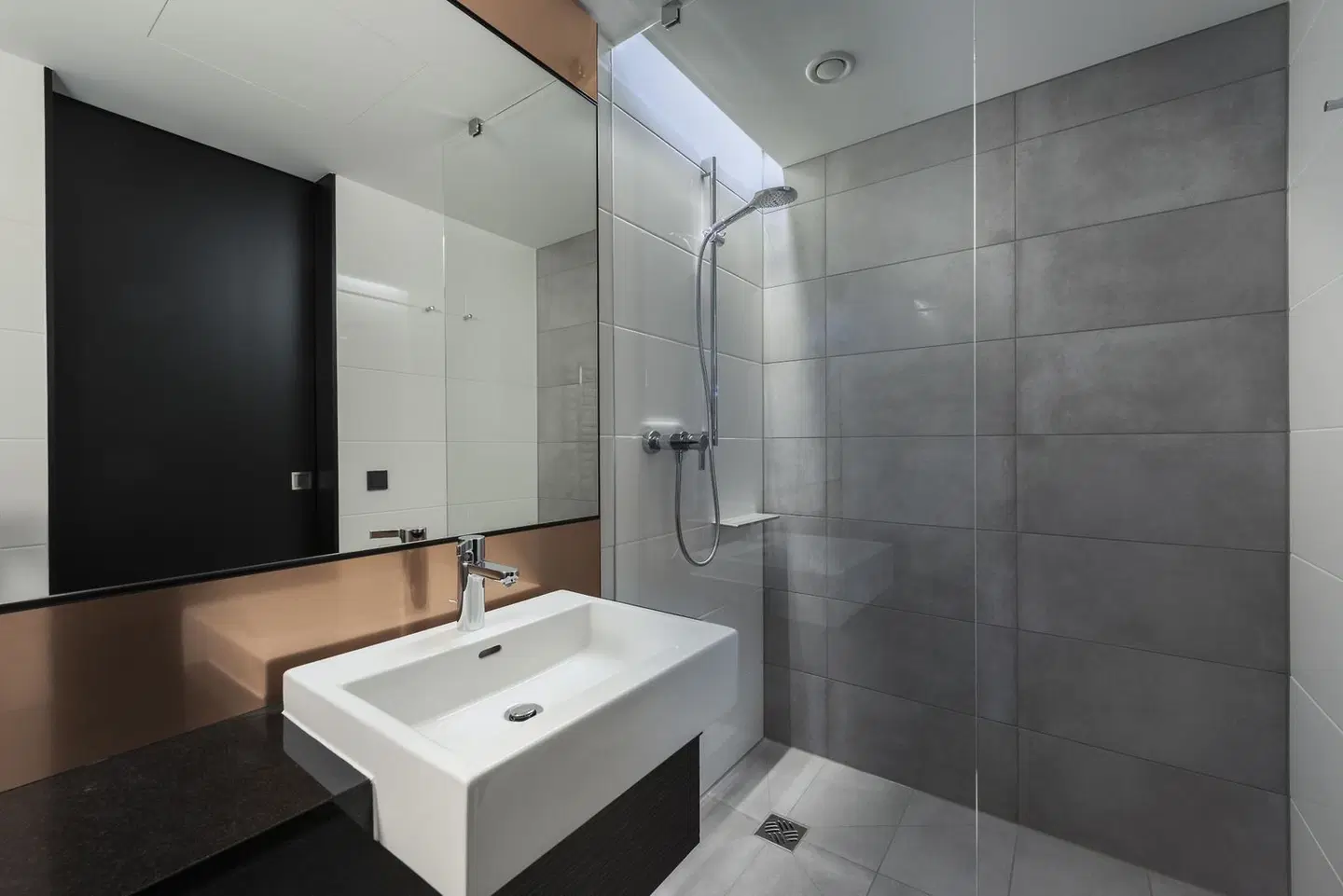 Adina Apartment Hotel Hamburg Speicherstadt Badezimmer