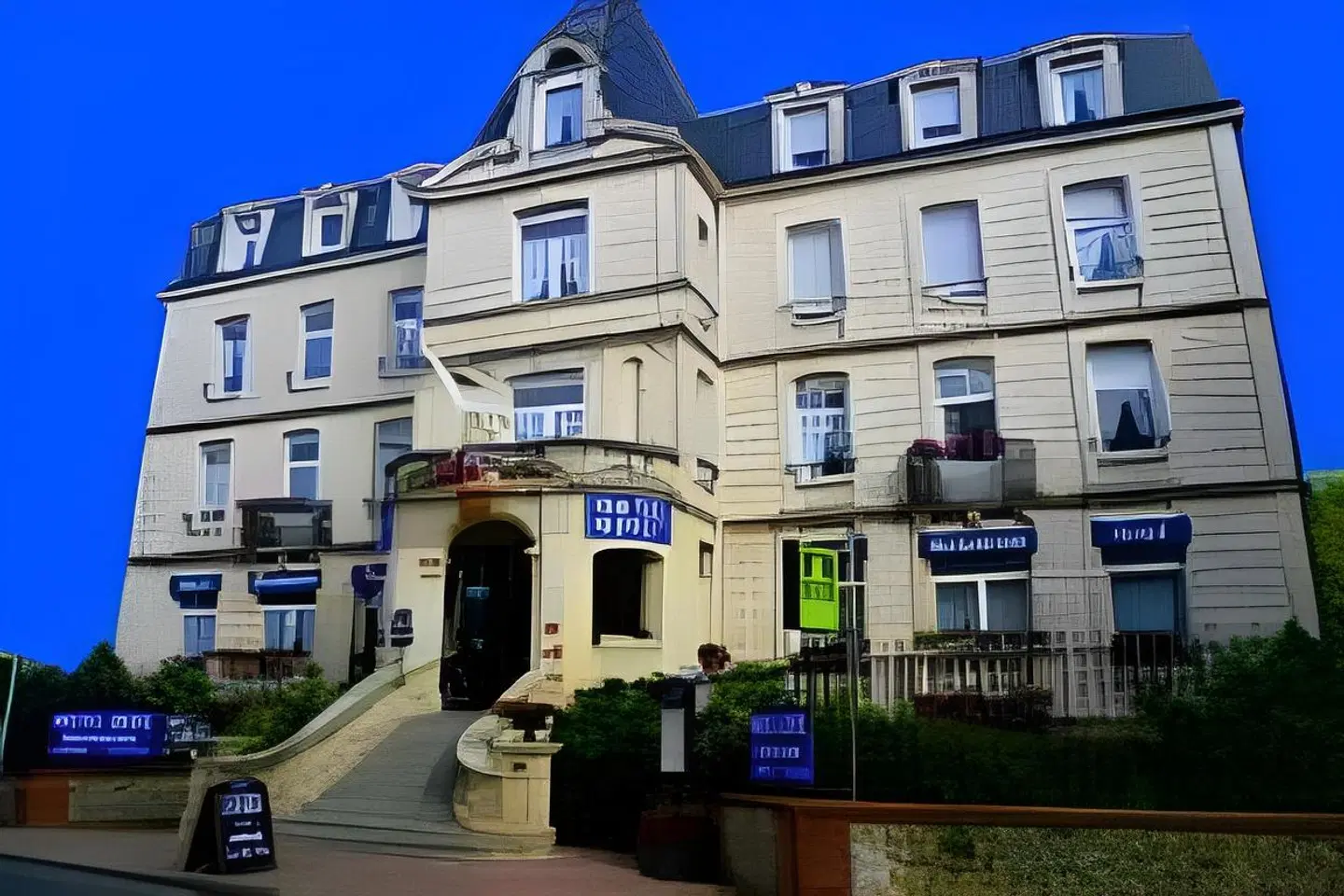 Nouvel Hotel EXTERIOR