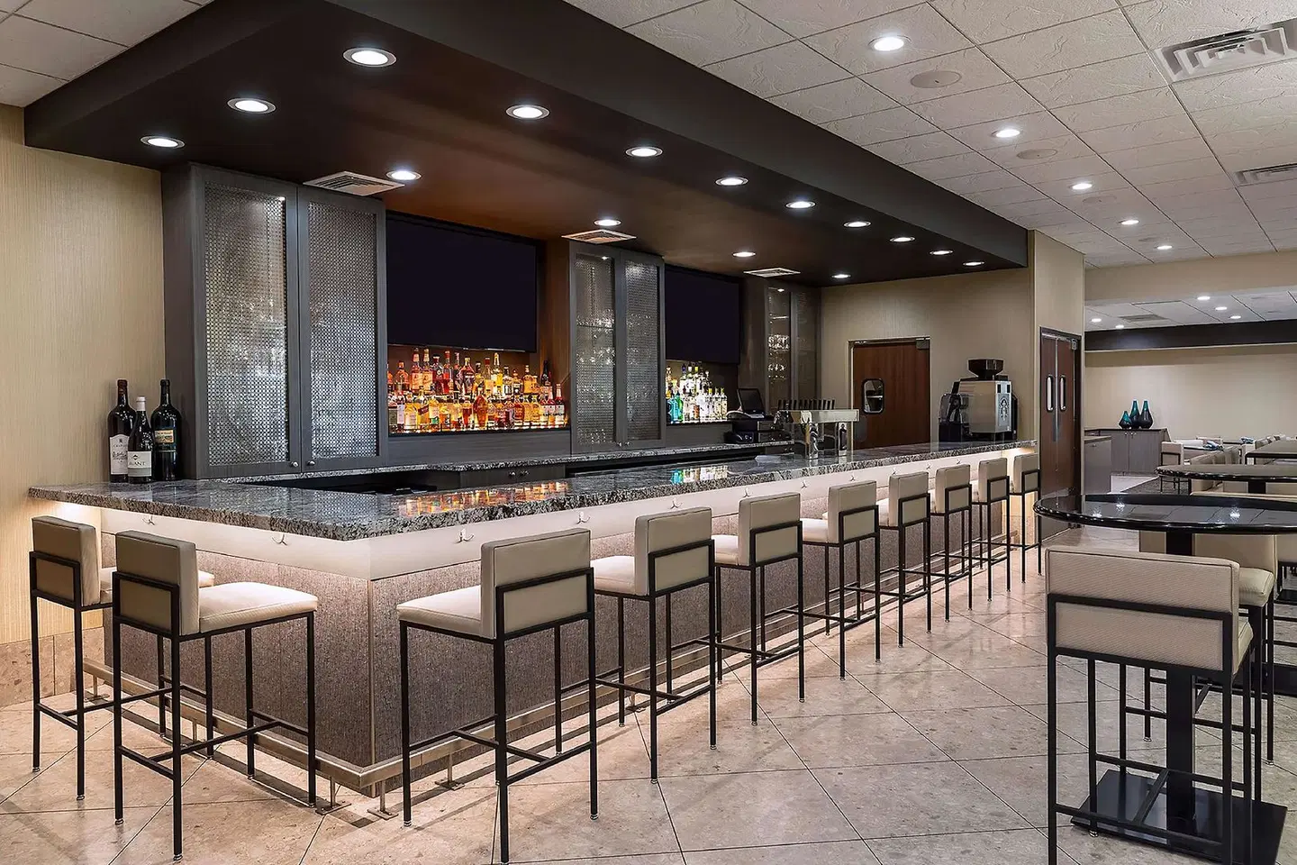 DoubleTree by Hilton Madison Bar