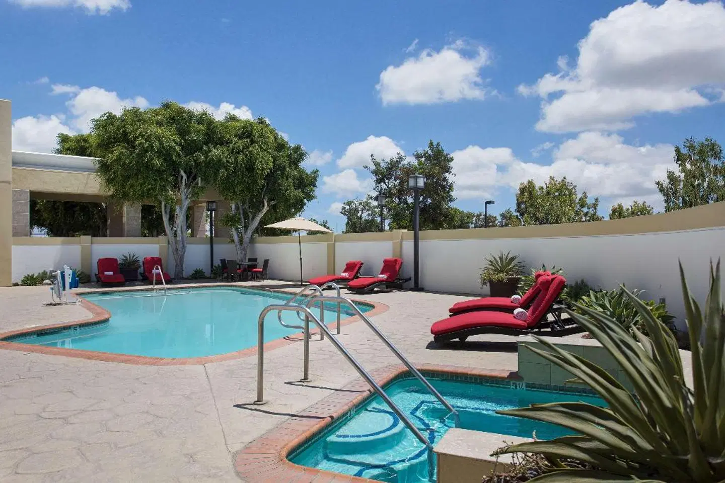 DoubleTree by Hilton Los Angeles Norwalk OUTDOOR_POOL