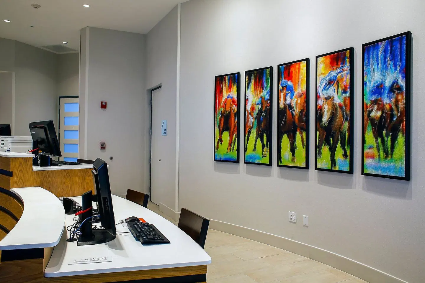 Holiday Inn Express & Suites Louisville Downtown by IHG LOUNGE_LOBBY