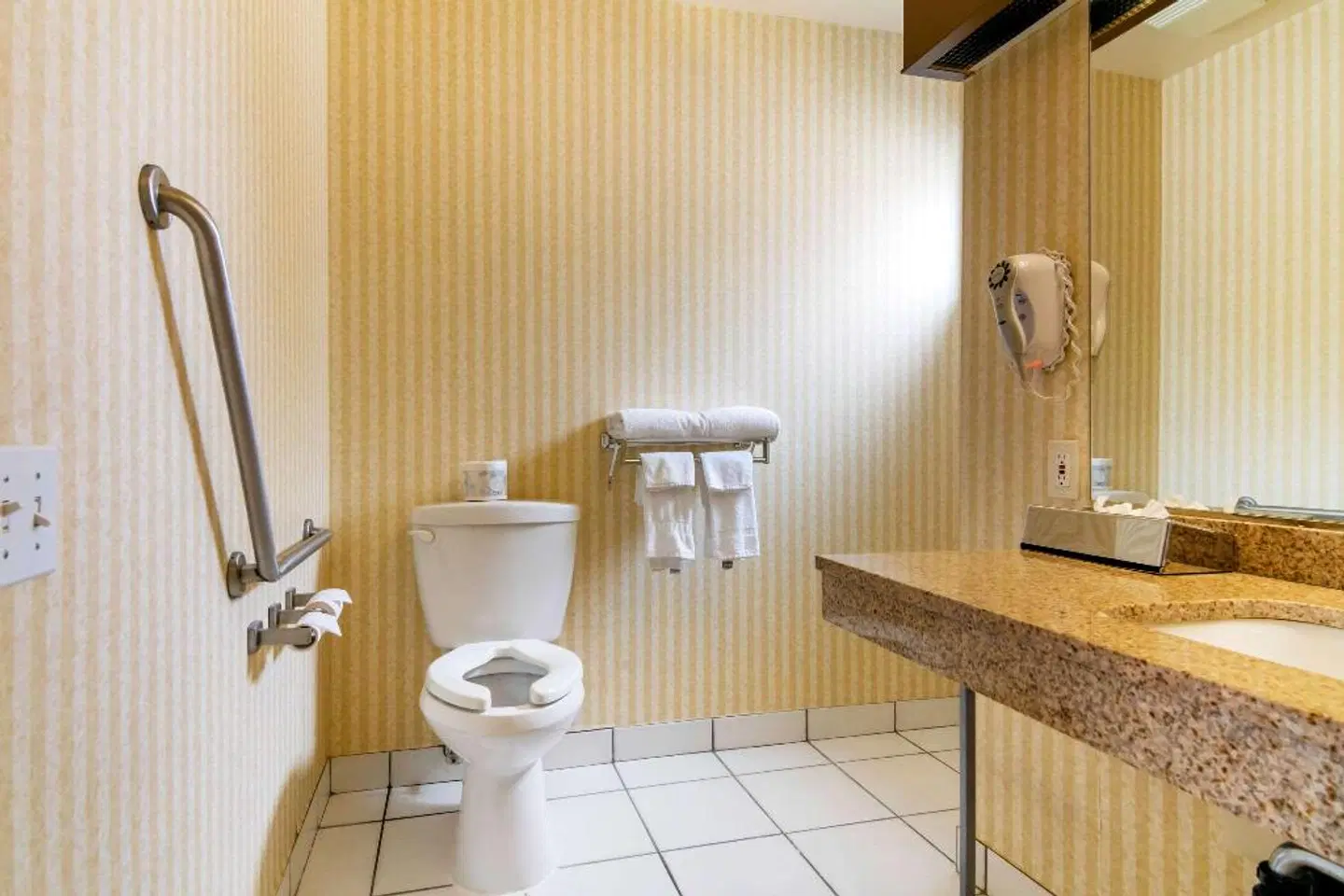 Econo Lodge Inn & Suites ROOM_EXAMPLE