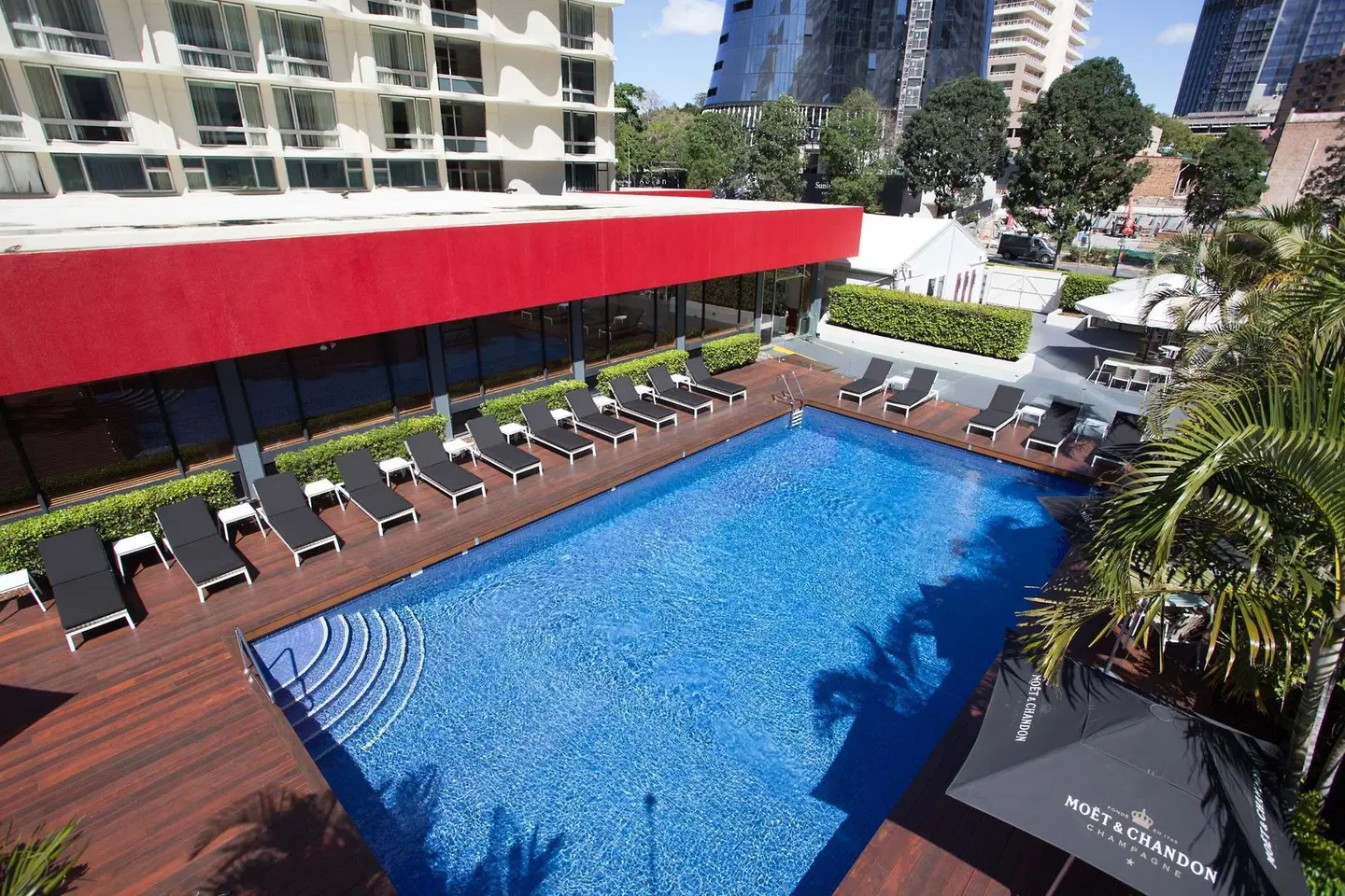 Royal On The Park OUTDOOR_POOL