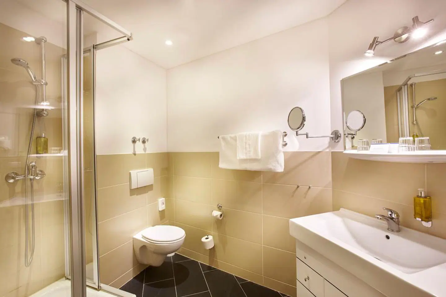 Hotel Kiel By Golden Tulip Badezimmer