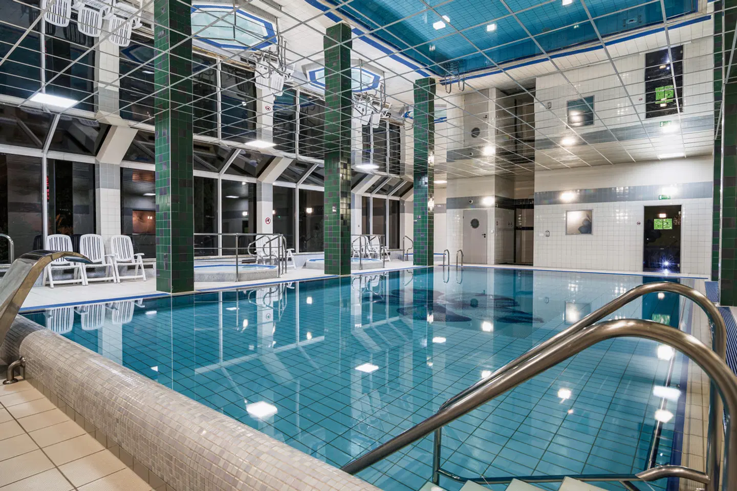 Olymp II Hallenbad
