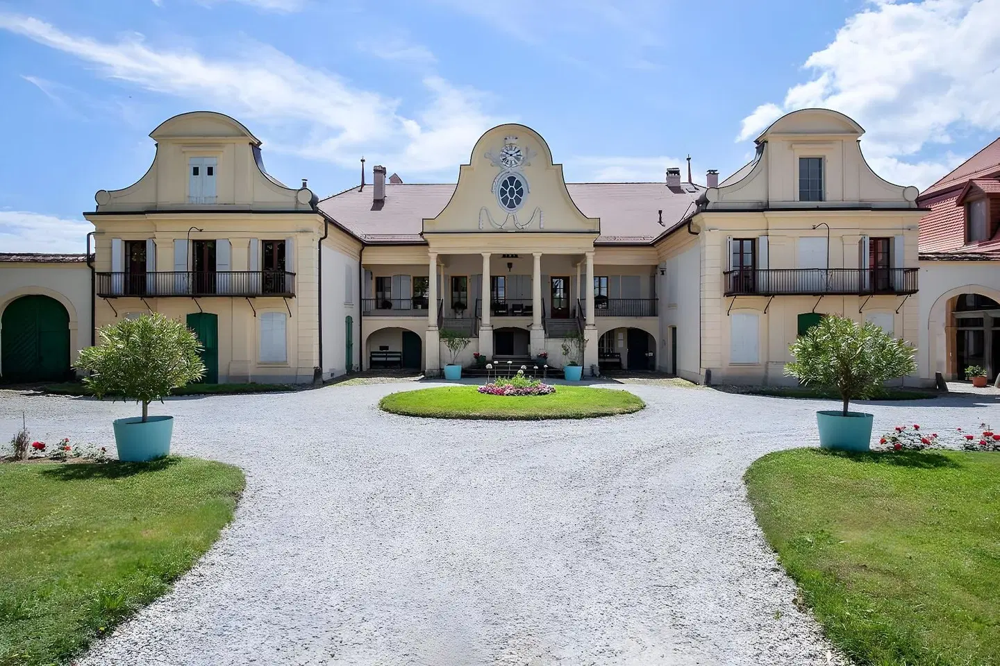 Château de Mathod EXTERIOR
