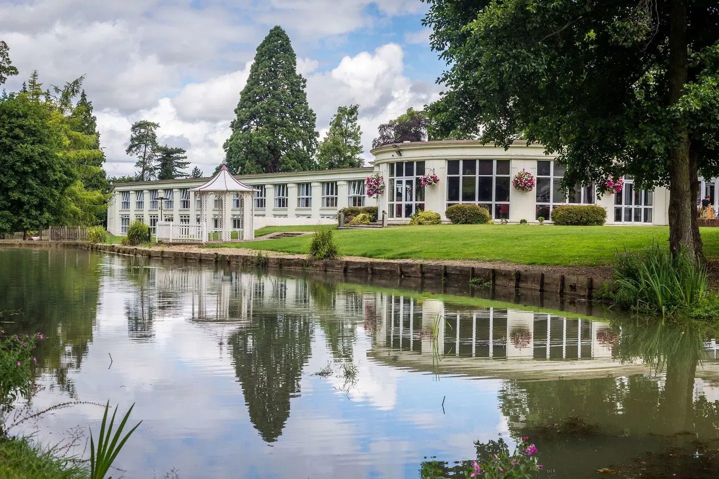 DoubleTree by Hilton Cheltenham EXTERIOR