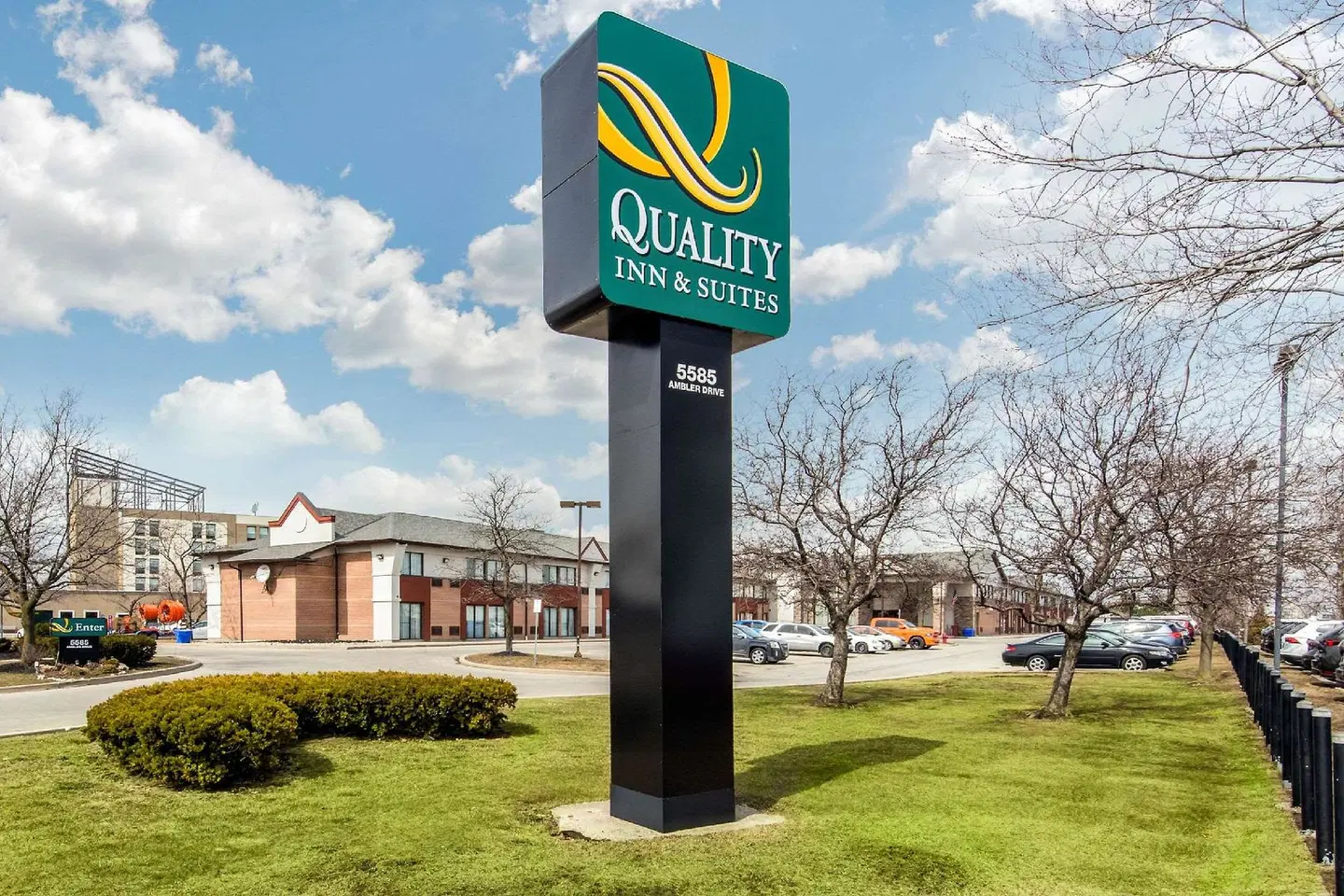 Quality Inn & Suites Mississauga EXTERIOR