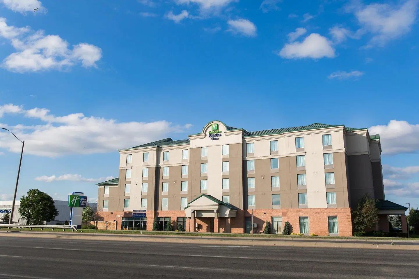 Holiday Inn Express & Suites Brampton by IHG EXTERIOR