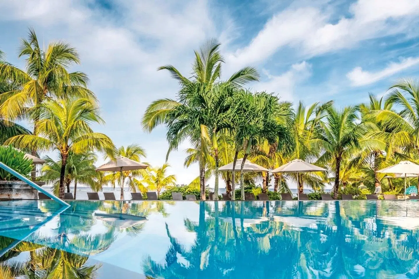 Victoria Beachcomber Resort & Spa OUTDOOR_POOL