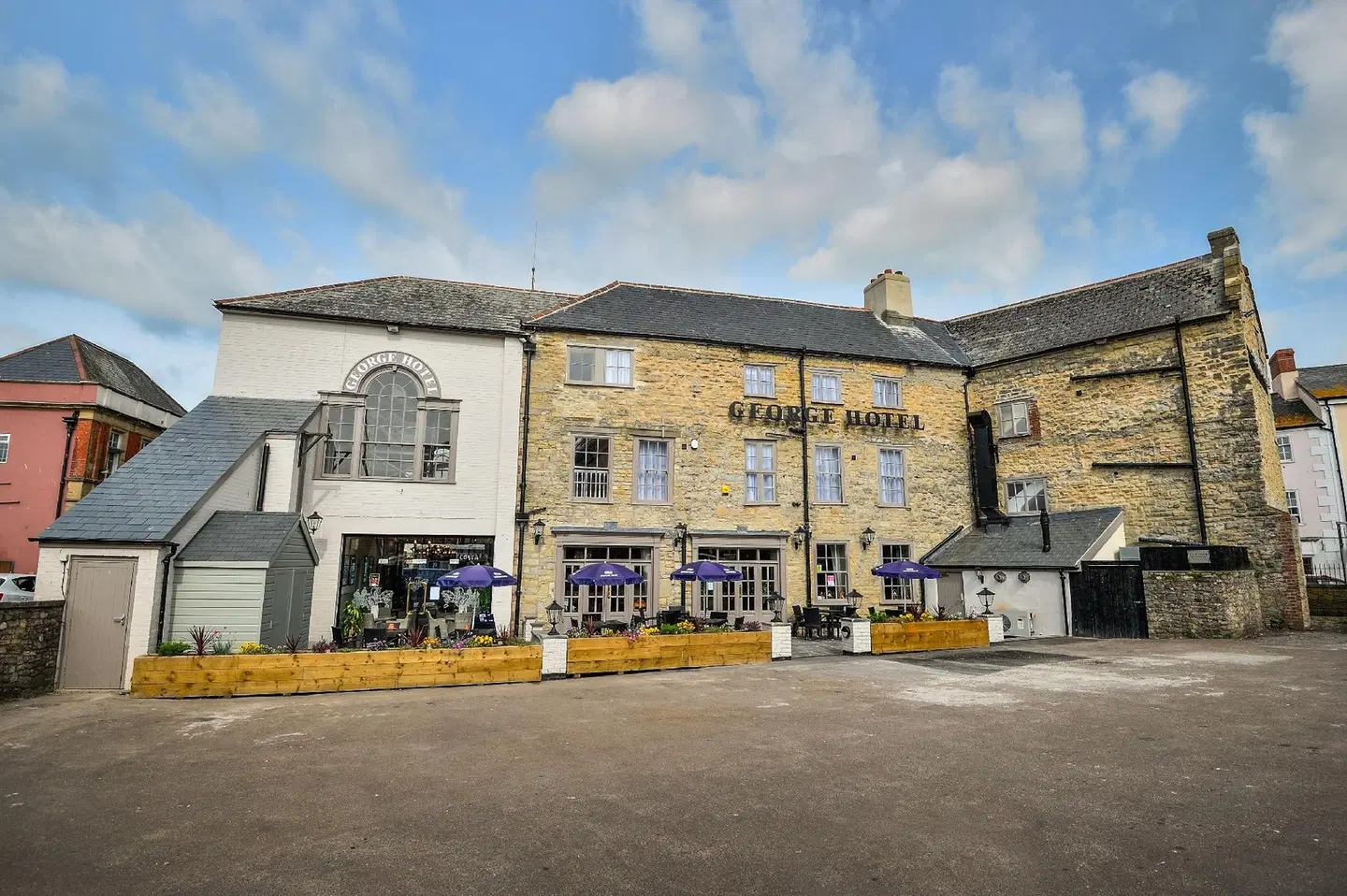 The George Hotel EXTERIOR