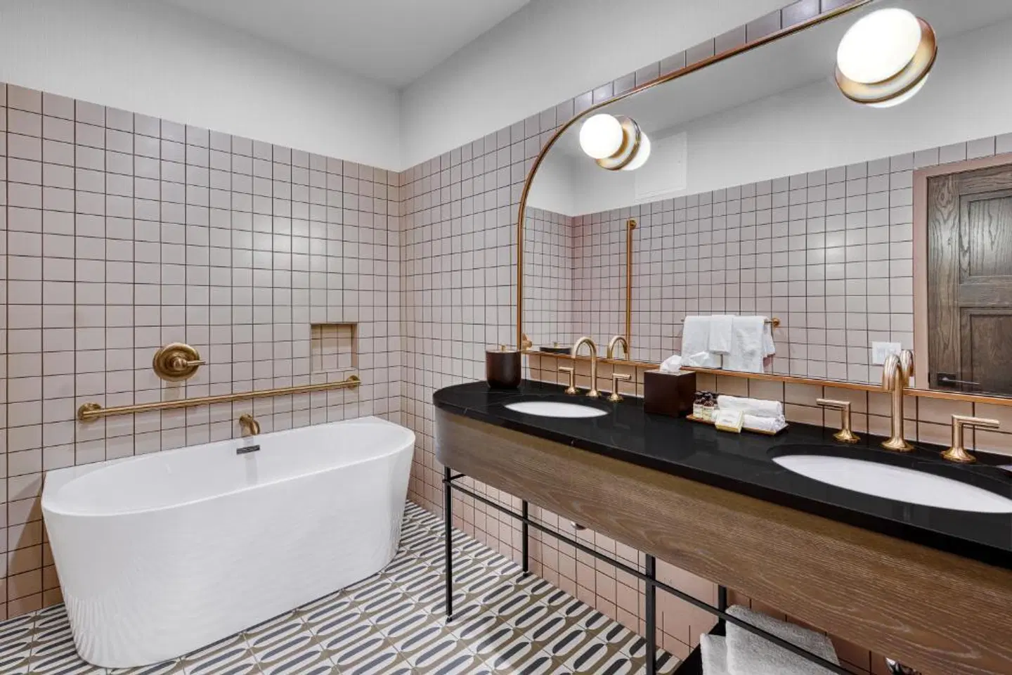 The Westley Calgary Downtown, Tapestry Collection by Hilton Badezimmer