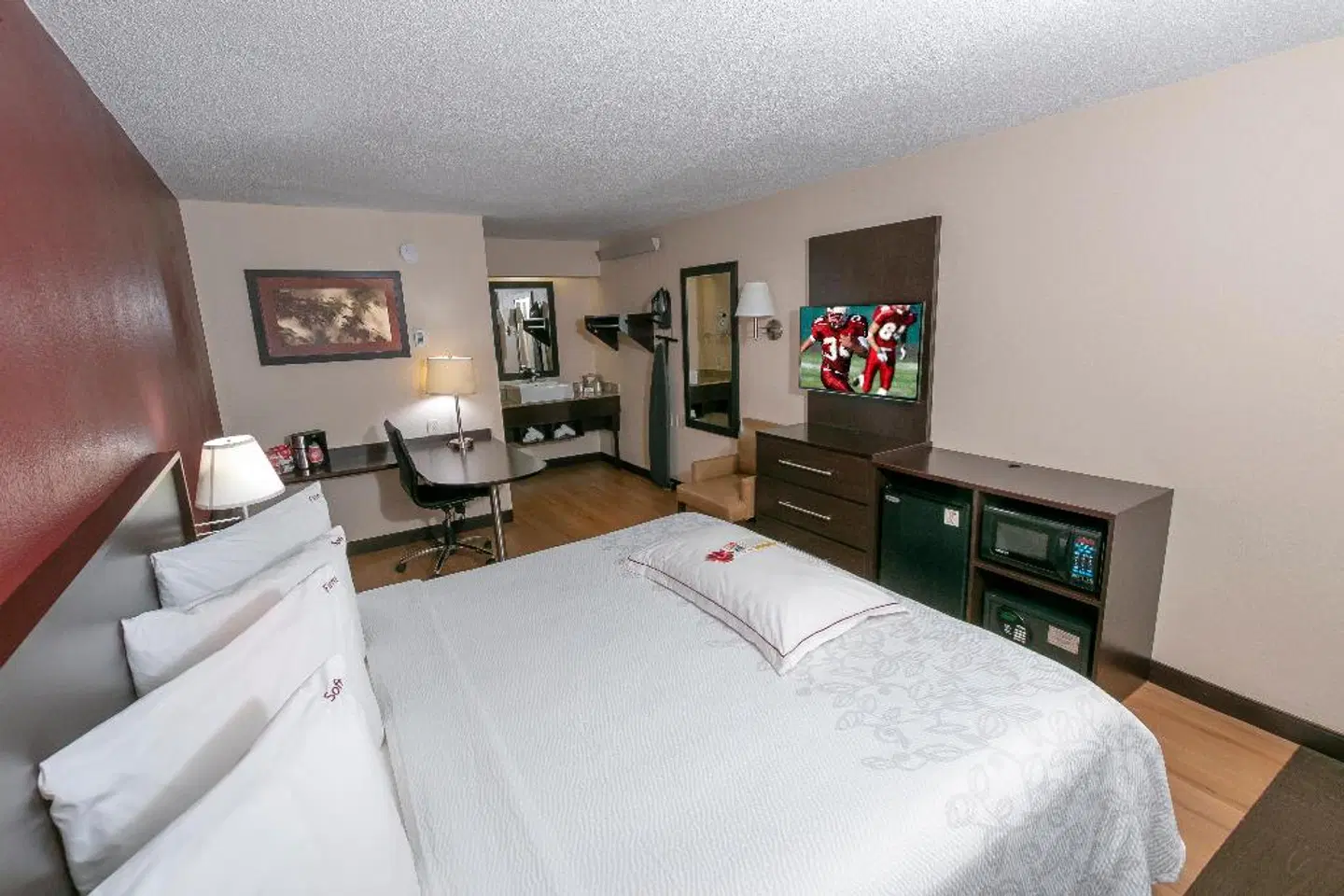 Red Roof Inn PLUS+ Baltimore North - Timonium. ROOM_EXAMPLE