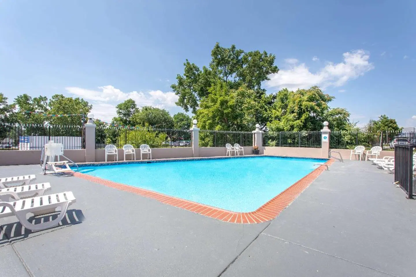Ramada Limited Cockeysville OUTDOOR_POOL