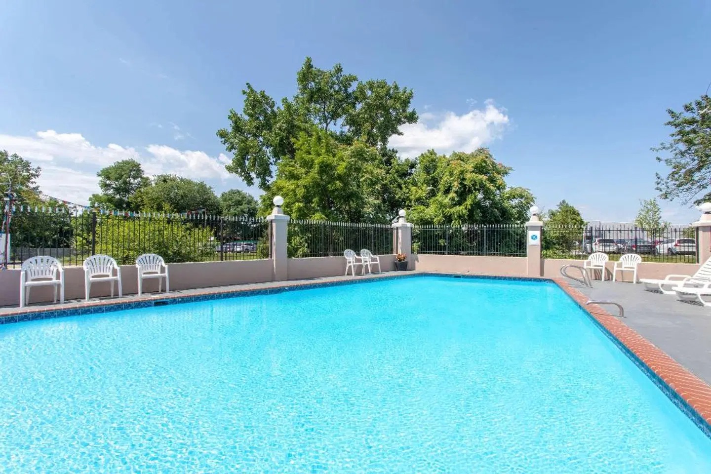 Ramada Limited Cockeysville OUTDOOR_POOL