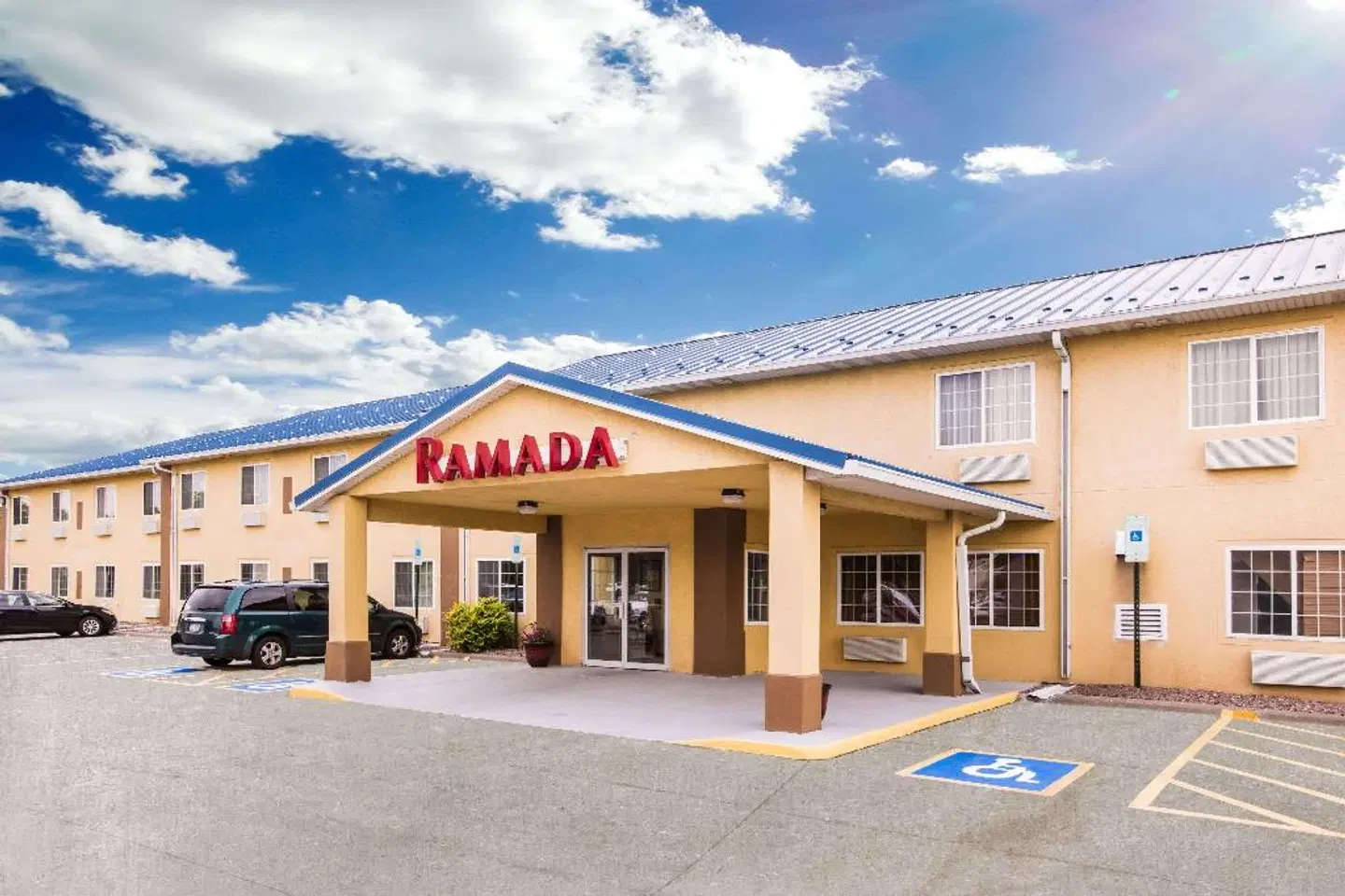Ramada by Wyndham Sioux Falls EXTERIOR