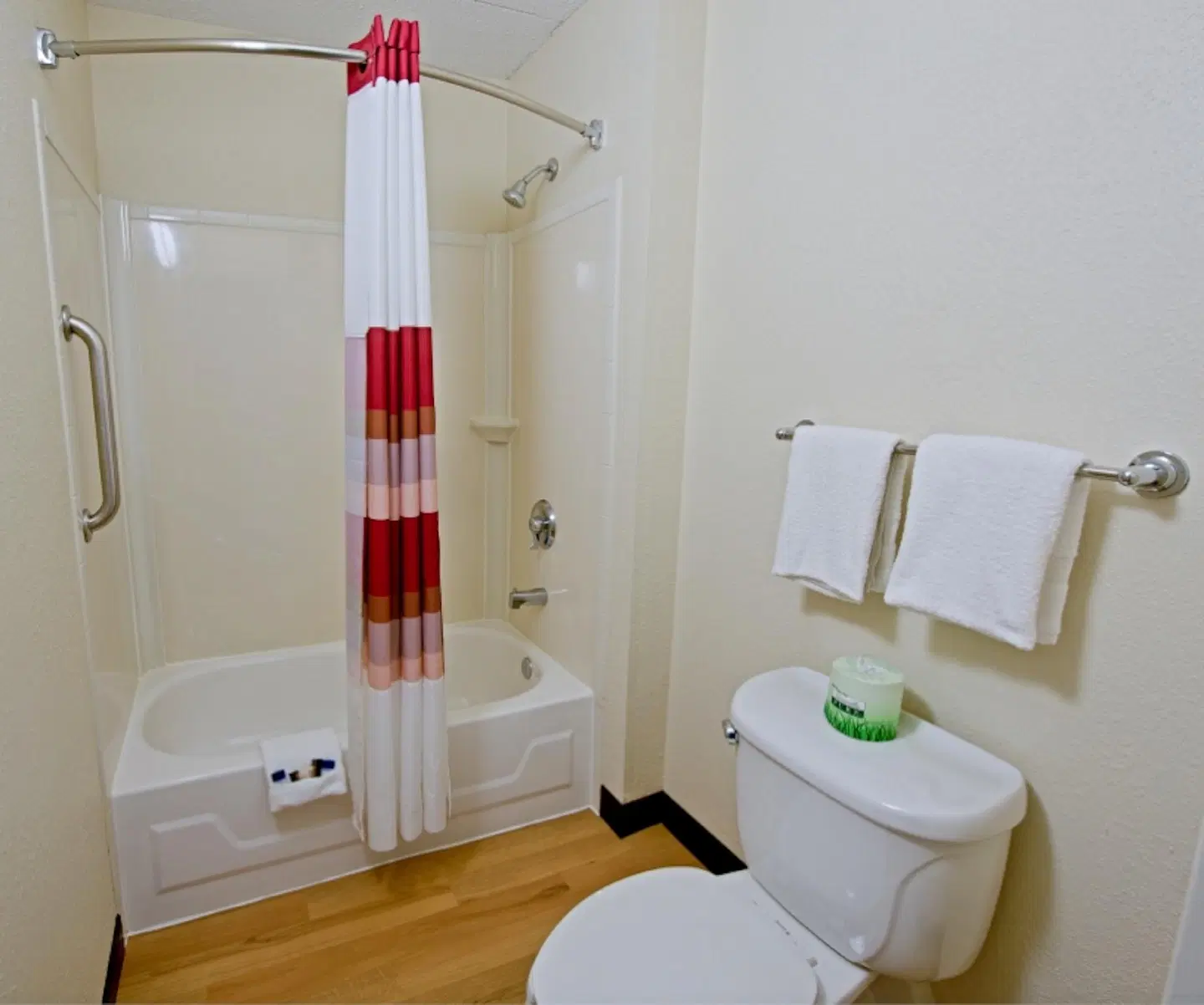 Red Roof Inn Huntington Badezimmer