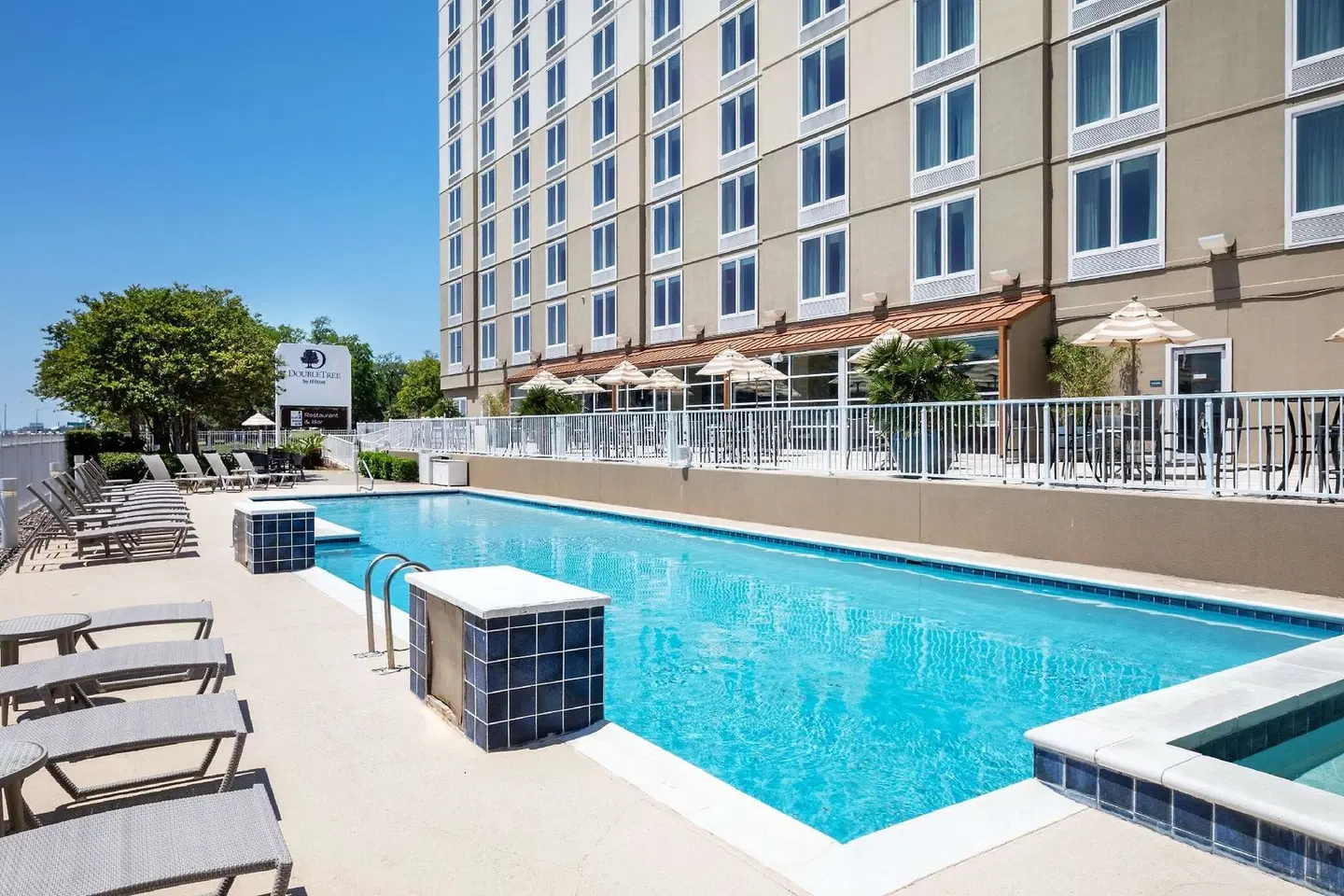 DoubleTree by Hilton Hotel Biloxi OUTDOOR_POOL