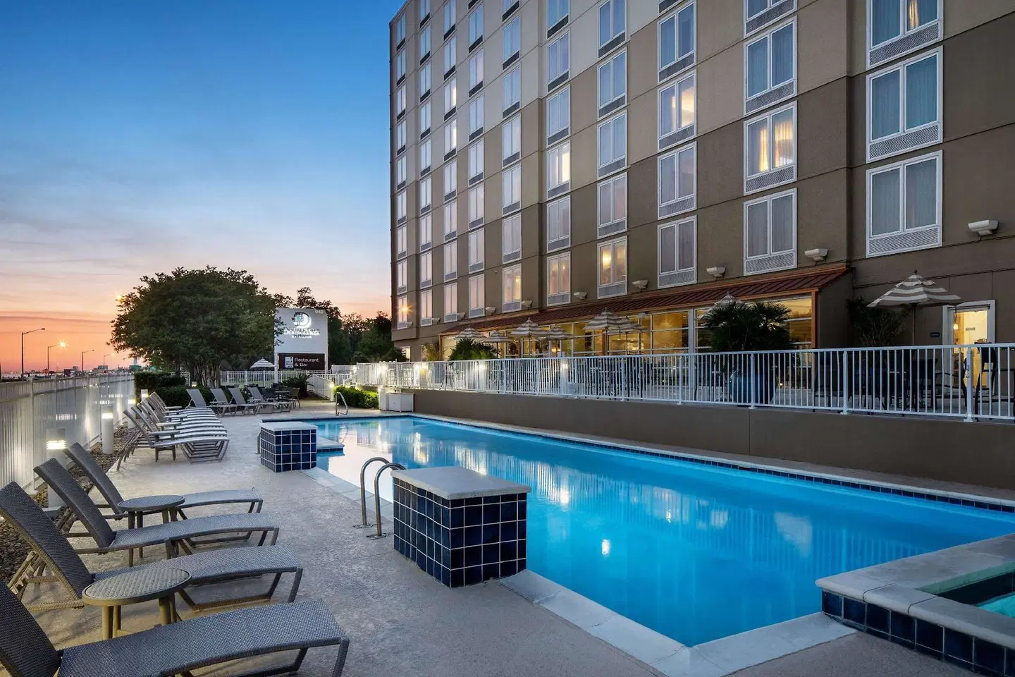 DoubleTree by Hilton Hotel Biloxi OUTDOOR_POOL