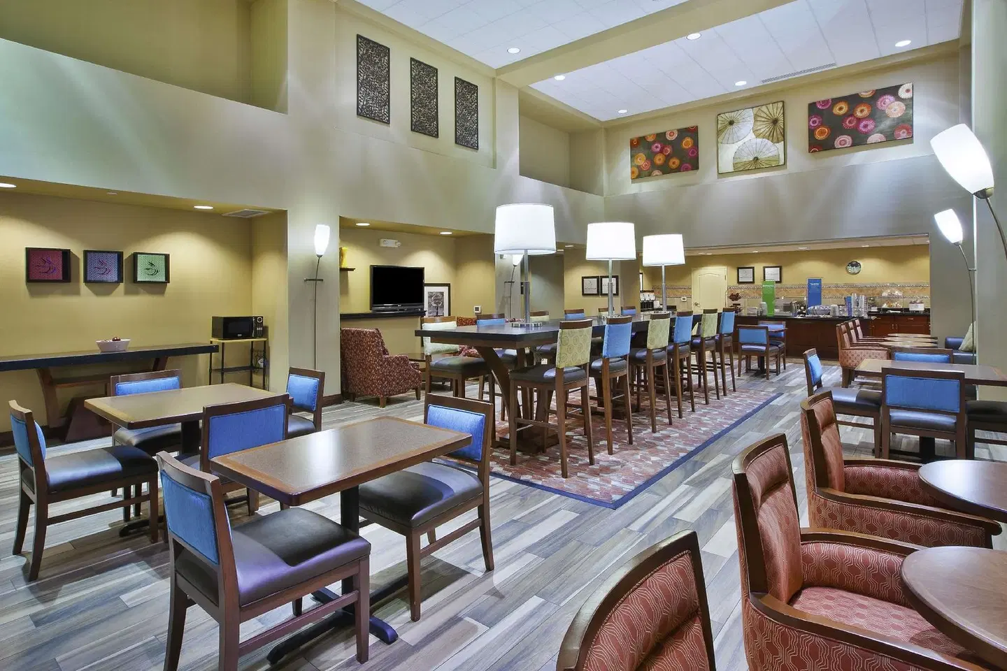 Hampton Inn & Suites Wichita-Northeast Bar