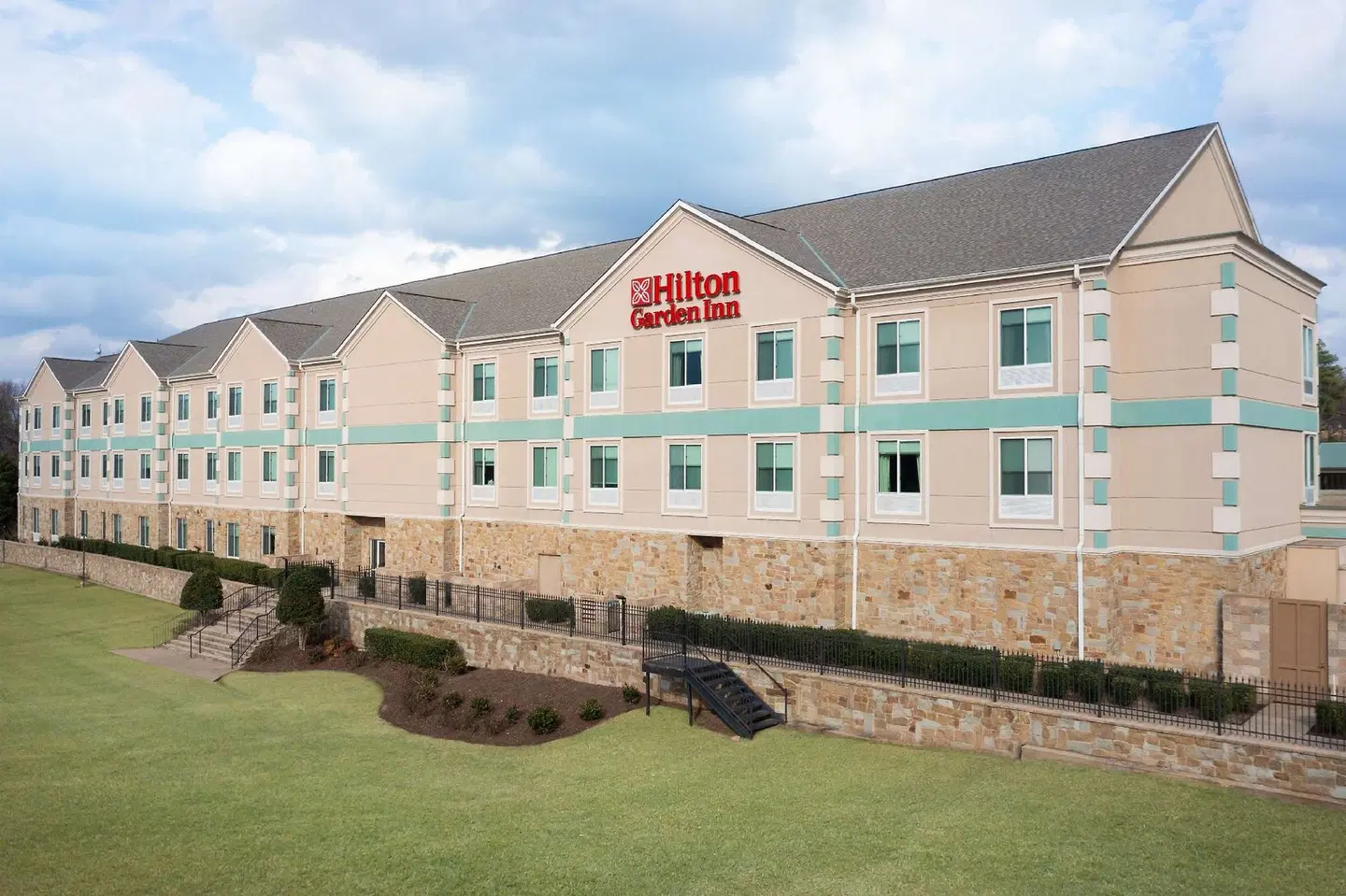 Hilton Garden Inn Tyler EXTERIOR