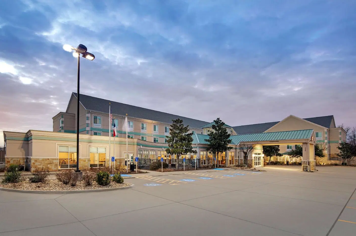 Hilton Garden Inn Tyler EXTERIOR