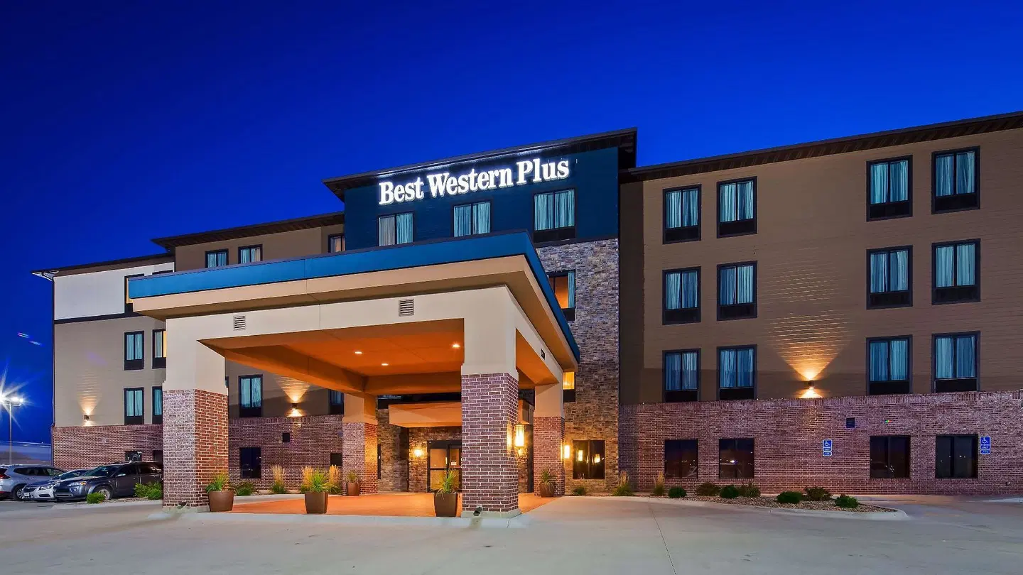 Best Western Plus Lincoln Inn & Suites EXTERIOR