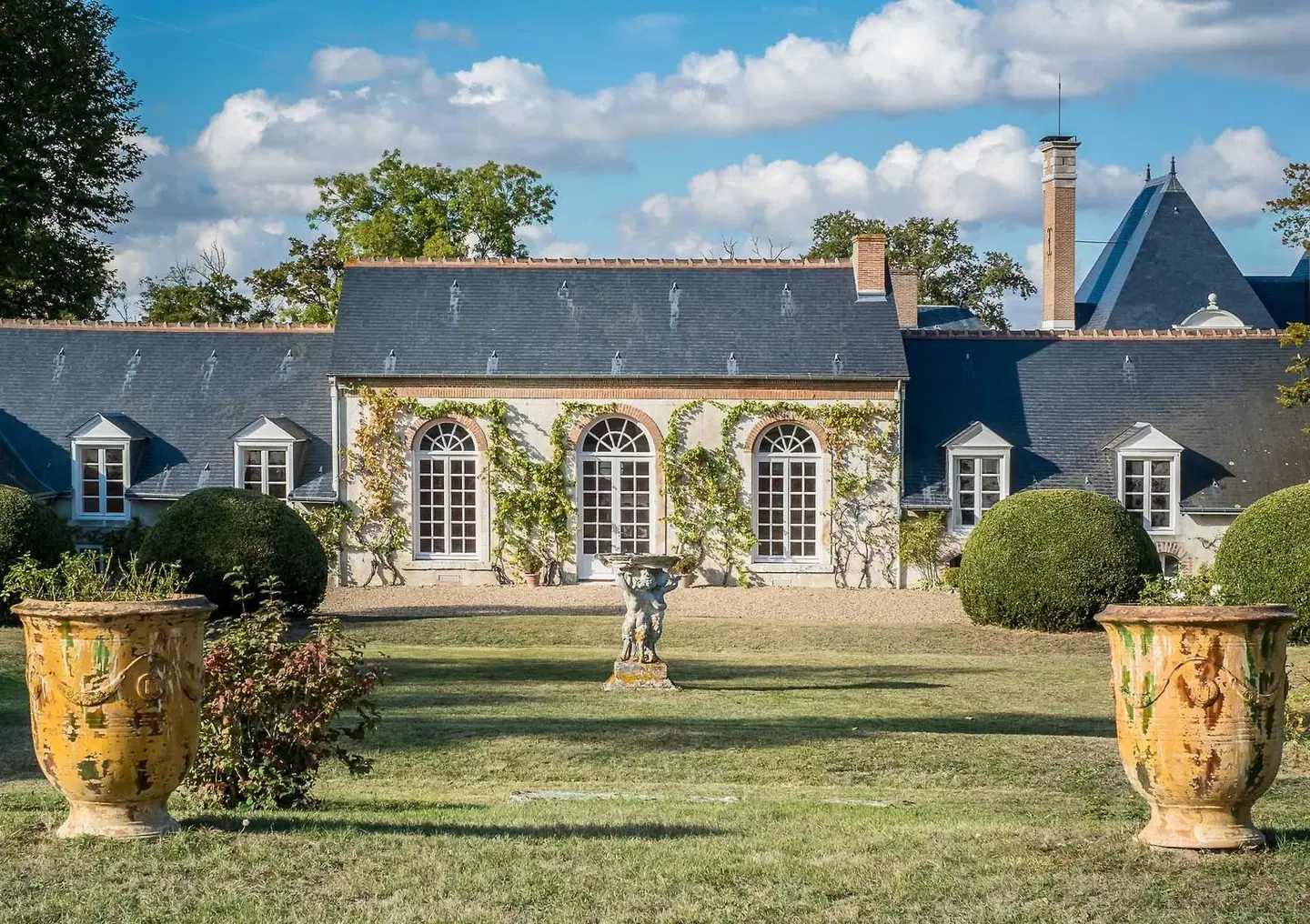 Château Des Grotteaux EXTERIOR