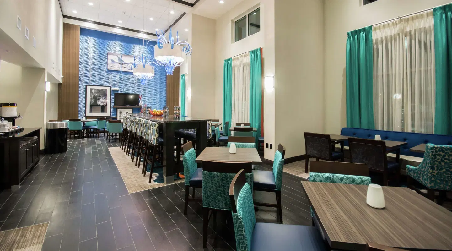Hampton Inn & Suites Orlando at SeaWorld Bar