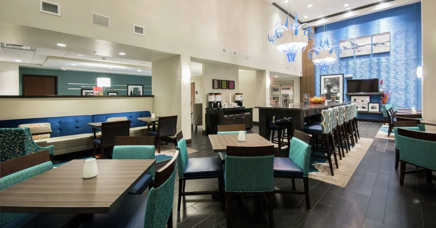 Hampton Inn & Suites Orlando at SeaWorld Bar