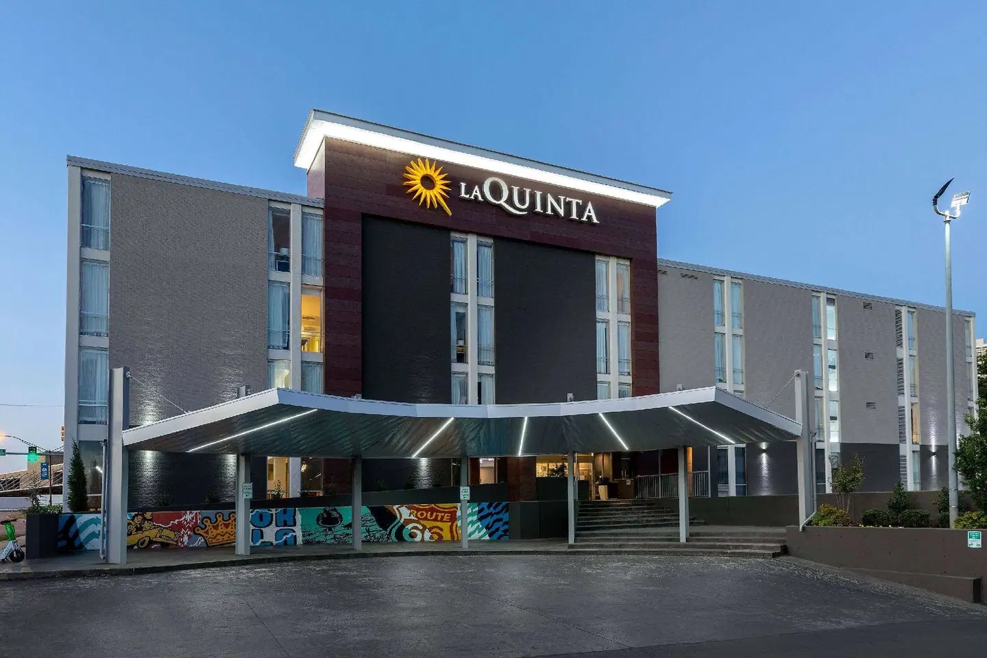 La Quinta Inn & Suites by Wyndham Tulsa Downtown/Route 66 EXTERIOR