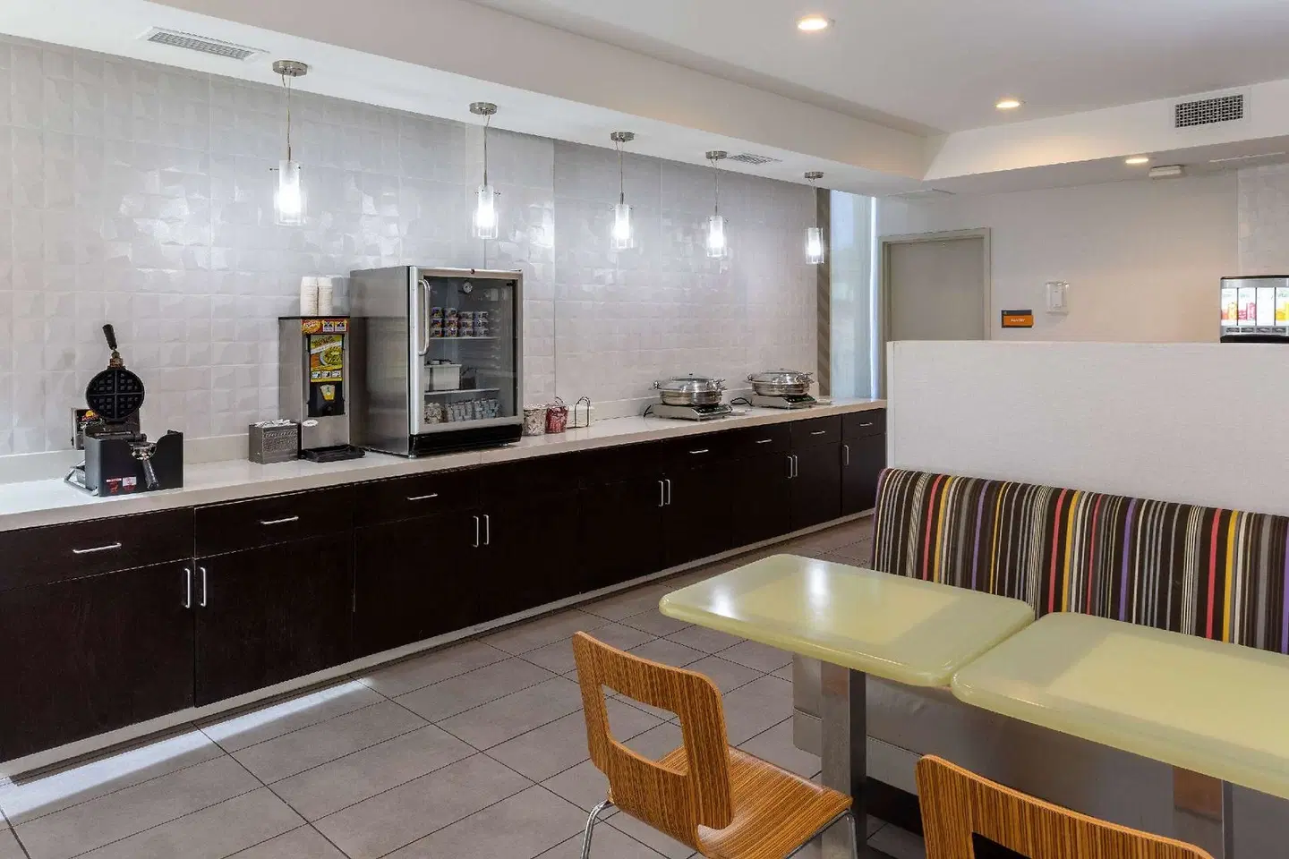 La Quinta Inn & Suites by Wyndham Tulsa Downtown/Route 66 Bar