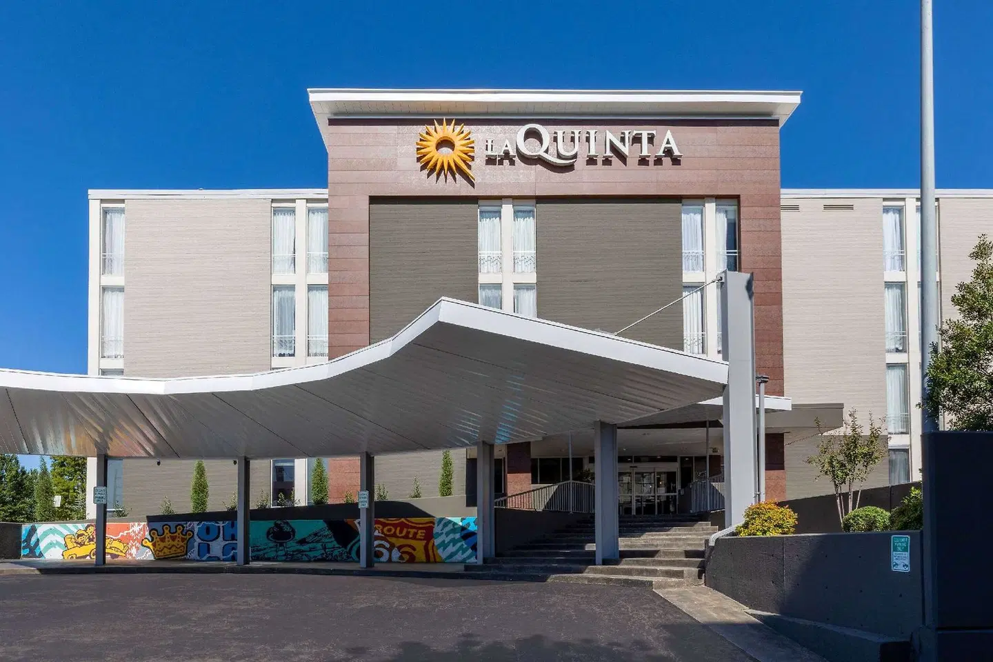 La Quinta Inn & Suites by Wyndham Tulsa Downtown/Route 66 EXTERIOR