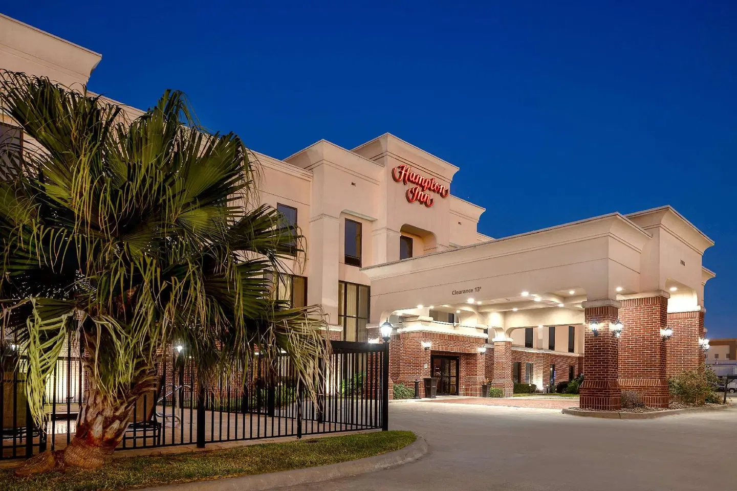 Hampton Inn Victoria EXTERIOR