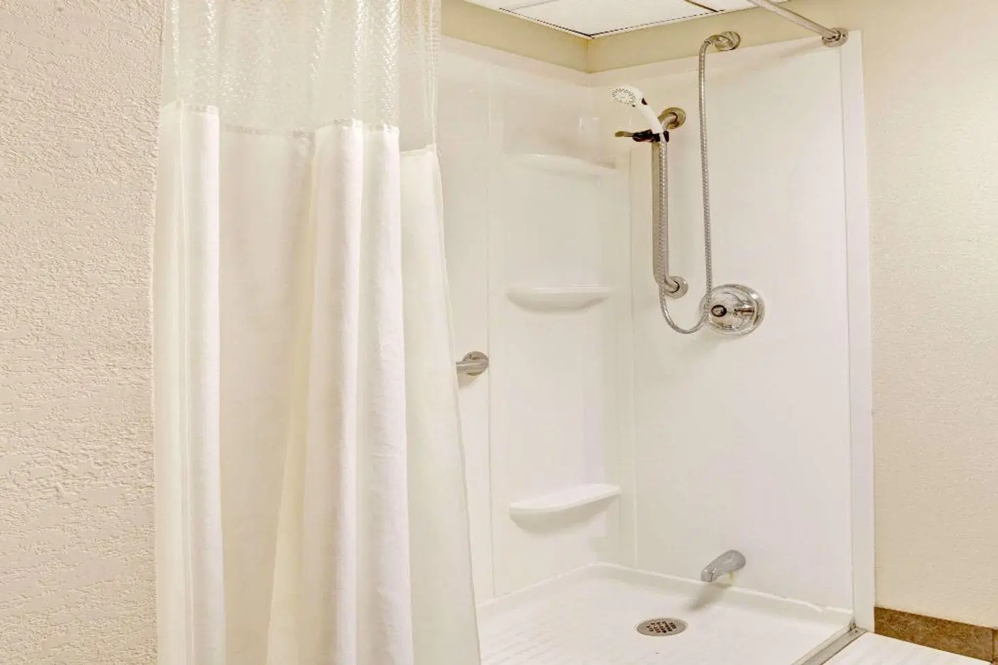 Ramada by Wyndham West Memphis Badezimmer